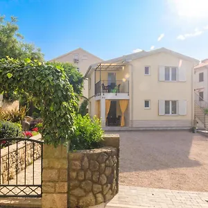 apartman-ivona-na-1-katu.primorje-gorskikotar.com/
